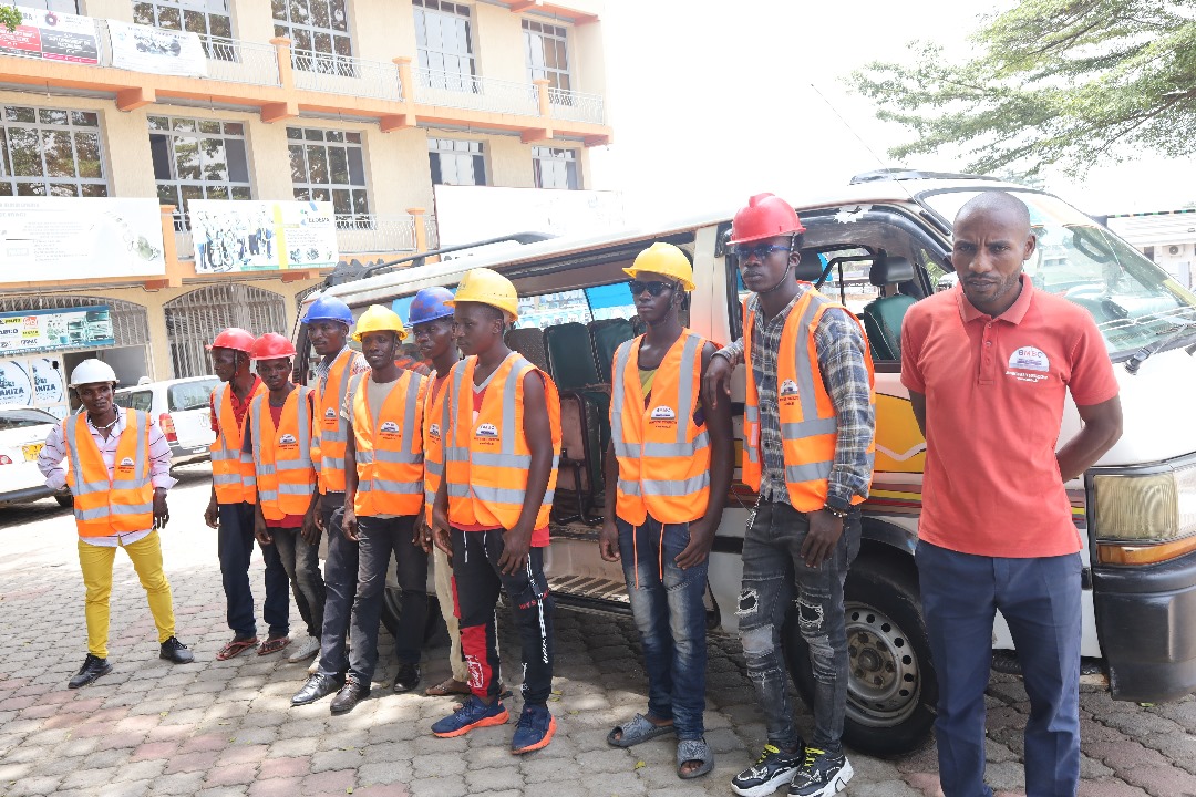 BmbcBi's tweet image. La photo ci-dessous illustre les employés de #BMBC qui voulaient prendre voyage destination à l'intérieur du pays pour exécuter un projet de notre client.

Si vous voulez construire à votre colline natal ,n'hésiter pas à nous contacter.

@RT_Isanganiro @RTNBurundi
 @indundimag