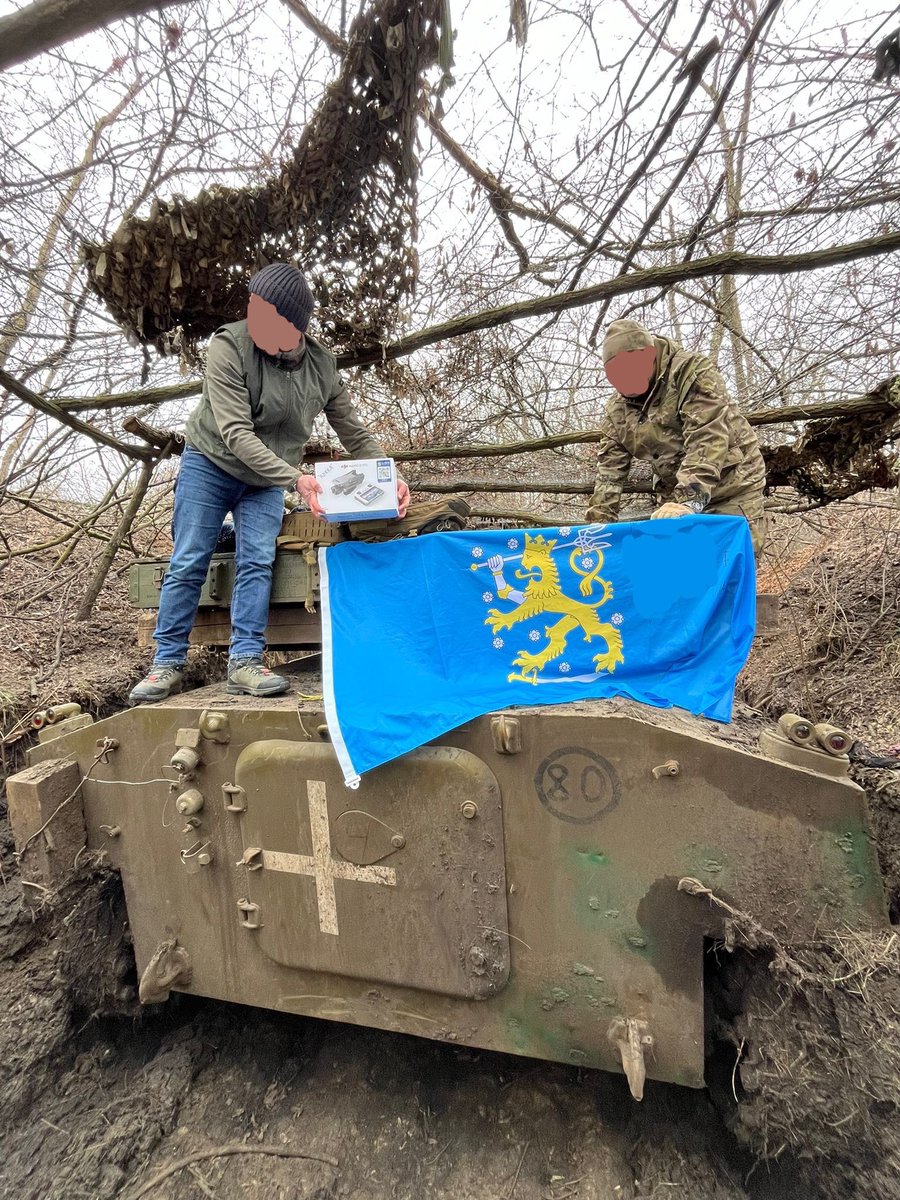 LionDefenceTeam's tweet photo. Siinä 2S1 Gvozdika -panssarihaupitsin päällä luovutetaan ”Rokka”! Vastaanottajana 65th Mechanized Brigade Zaporizzjan rintamalla. Vaunun päällä itse prikaatin varakomentaja.

Huomaa yllä nykyaikainen droneverkko. 👀

Kiitos taas teille, että tämä on ylipäätänsä mahdollista! 🤜🤛 https://t.co/fC0smMdcGq