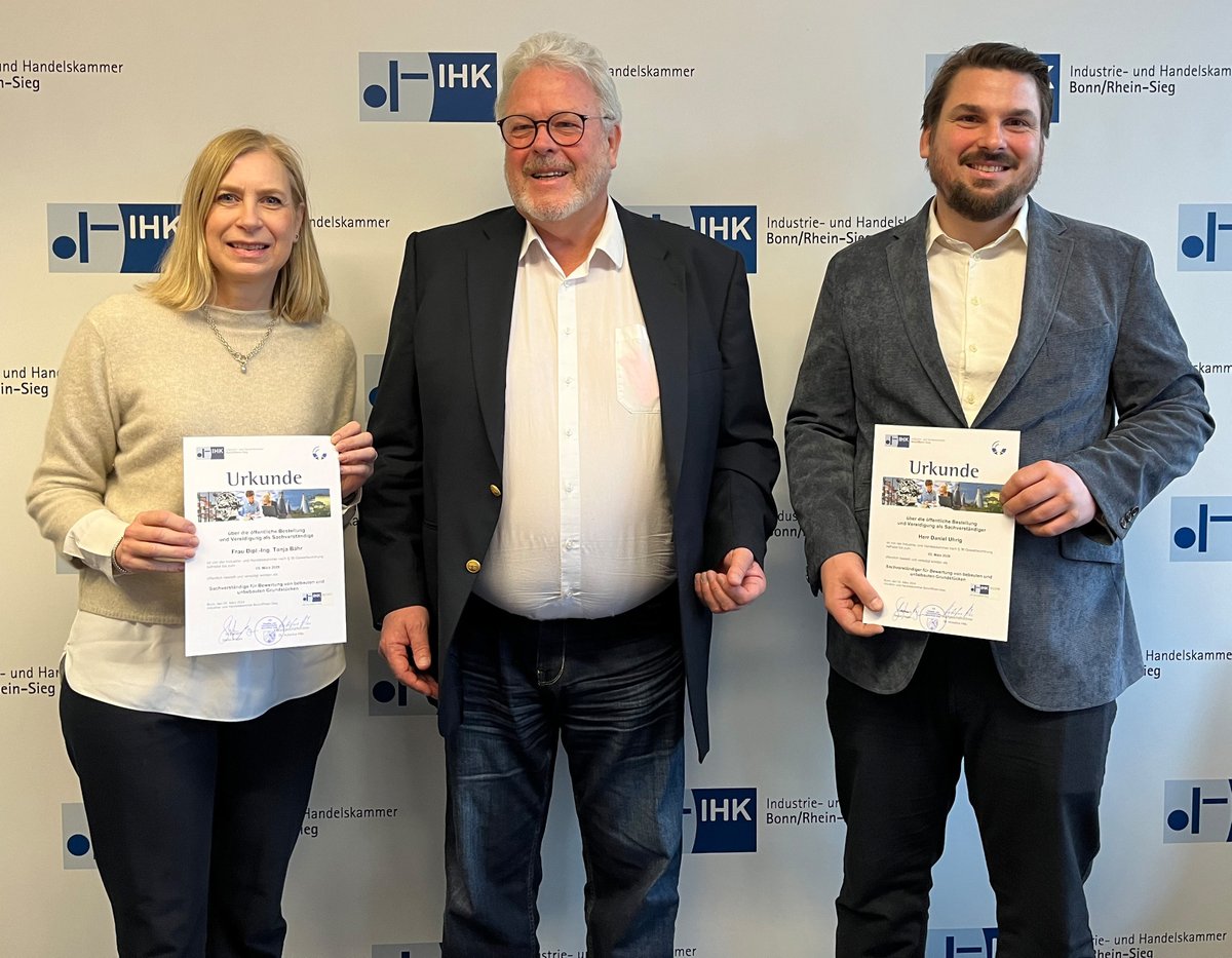 📜 Tanja Bähr und Daniel Uhrig (rechts) wurden heute von IHK-Präsident Stefan Hagen vereidigt und in den Kreis der #Sachverständigen für die „Bewertung von bebauten und unbebauten Grundstücken“ aufgenommen.   Herzlichen Glückwunsch 💐