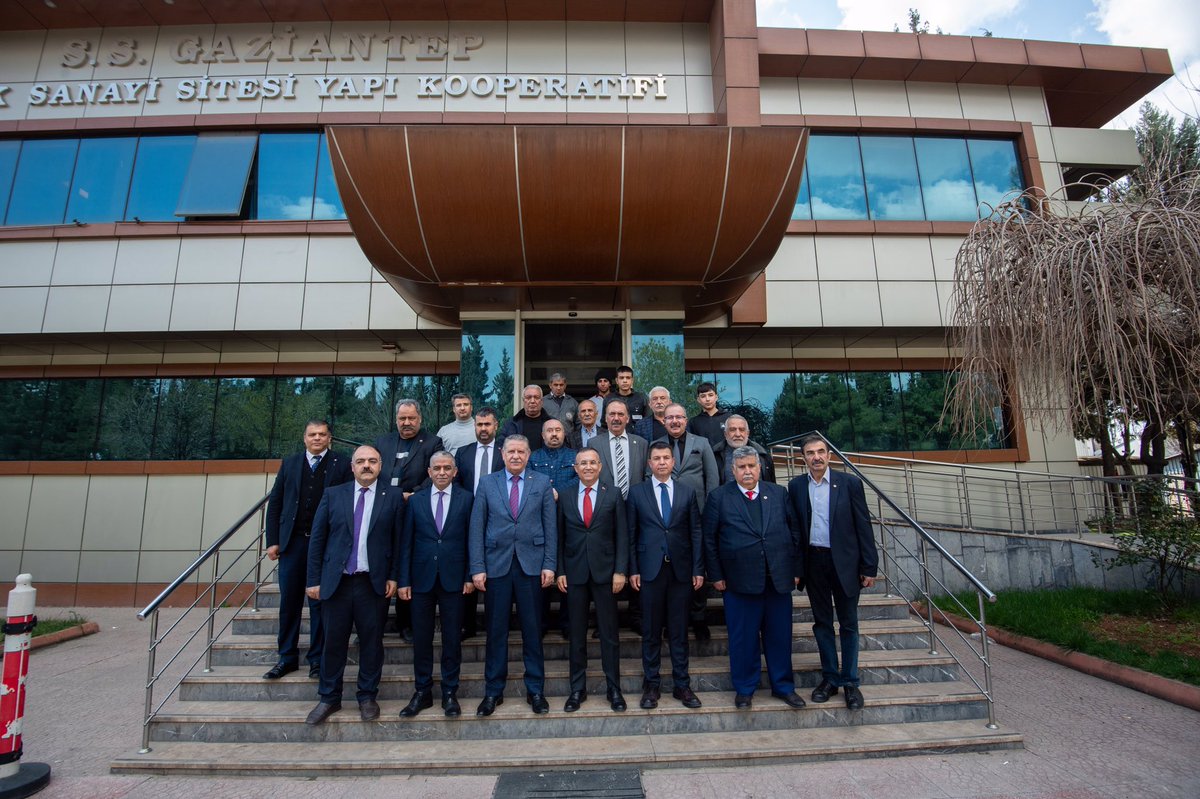 Valimiz Kemal Çeber, KÜSGET; Küçük Sanayi Sitesi Yapı Kooperatifi’ni ziyaret ederek kooperatif tarafından çıraklık eğitimi alan öğrenciler için temin edilen tabletleri, öğrencilere hediye ederek başarıları dileklerini iletti.

<a href="/kemalcebervali/">Kemal Çeber</a>