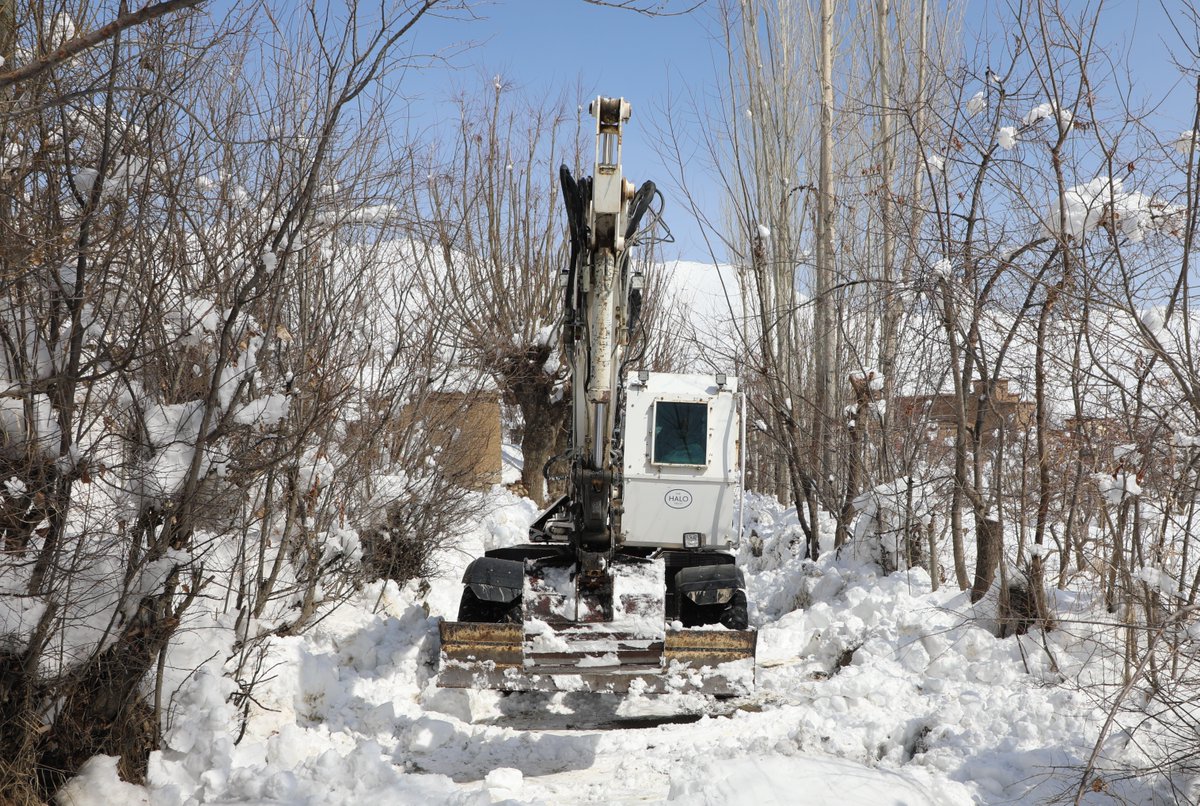 TheHALOTrust's tweet image. Huge snowfall has trapped hundreds in Shakardara district near Kabul #Afghanistan. 

HALO machinery, normally used in minefields, is now clearing snow and avalanches to reopen roads so local villages can access food, water and medical services.