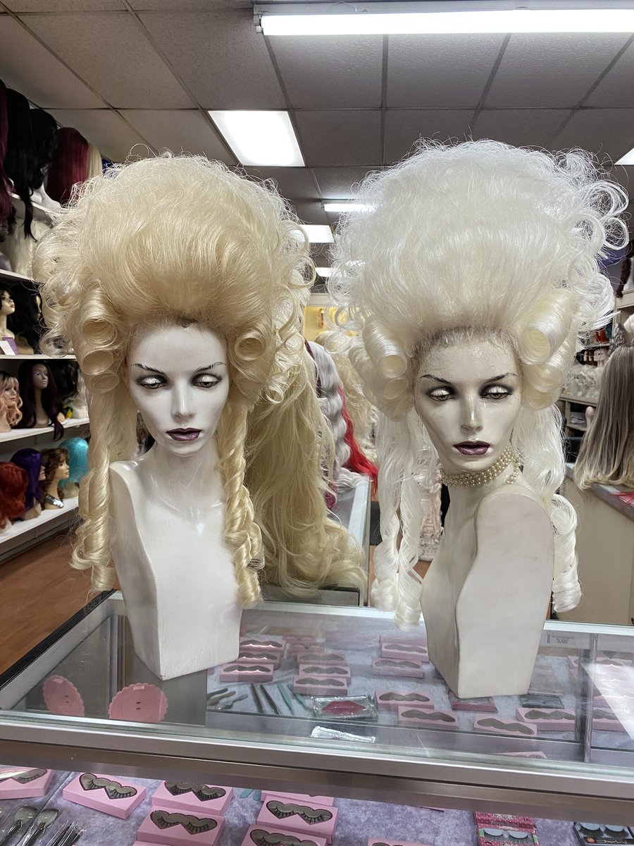 Our greeters at the shop❗️

(They are looking deep in your heart …or at the crotch region, either way, same thing 🤣)