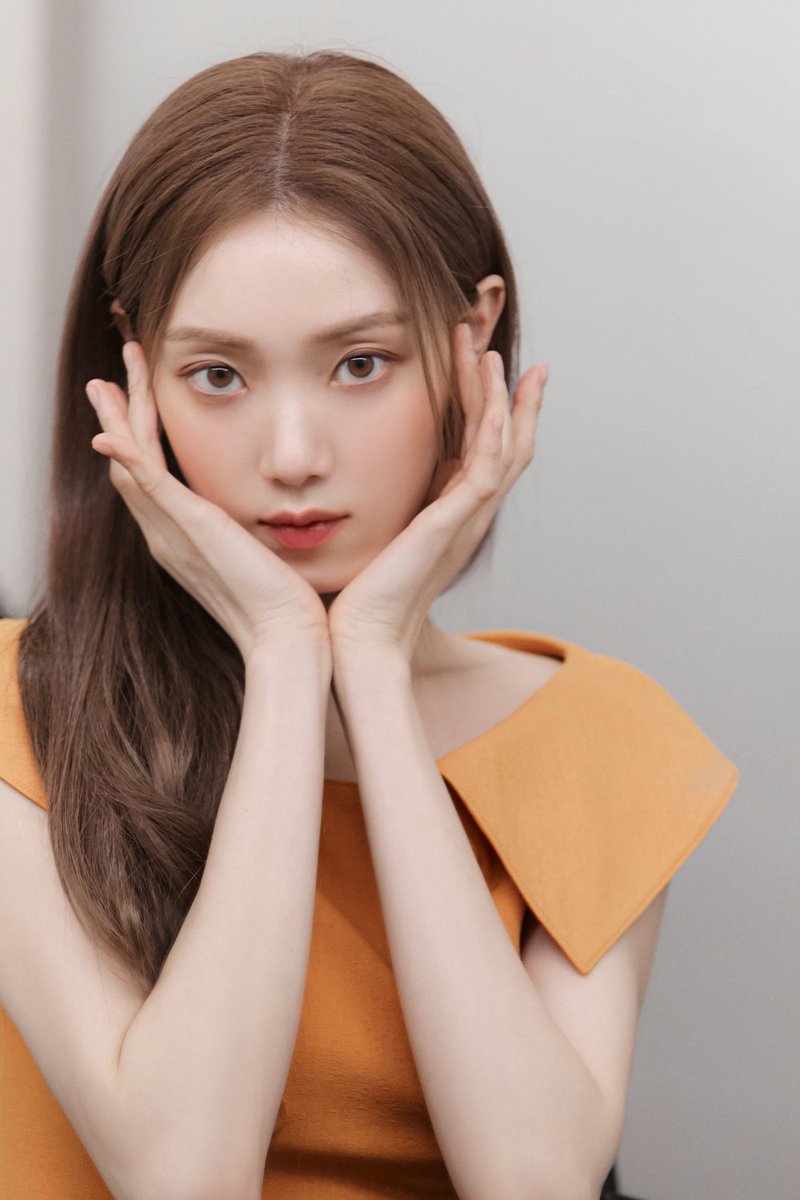 maeformon's tweet photo. Lee Sung Kyung being CUTIE! 🥰 
My girl is slaying ✨✨✨ 

#LeeSungKyung #LeeSungKyoung 
#이성경 #LineAddition #ygad #ygstage
#yg https://t.co/ent7jHoHIu