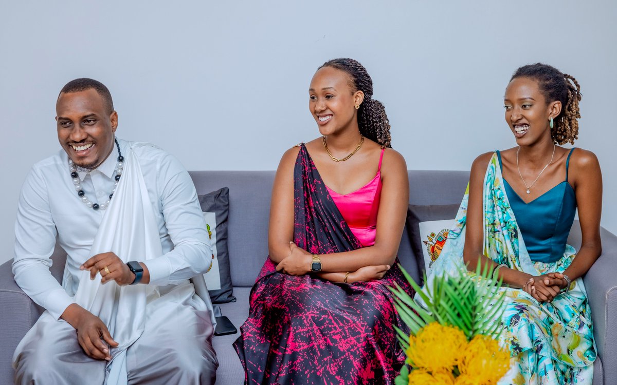 RwandaYouthArts's tweet photo. Min. @jnabdallah yakiriye abagize itsinda ry’urubyiruko rw'ababyinnyi @Inyamibwa_AERG, bamugezaho ubutumire n'aho bageze bategura igitaramo cy'#InkuruYa30. Yabashimiye igitekerezo cyiza bagize, n’umurava ubaranga mu gusigasira imbyino z’umuco Nyarwanda no kuzikundisha urubyiruko. https://t.co/79G6p23VXh