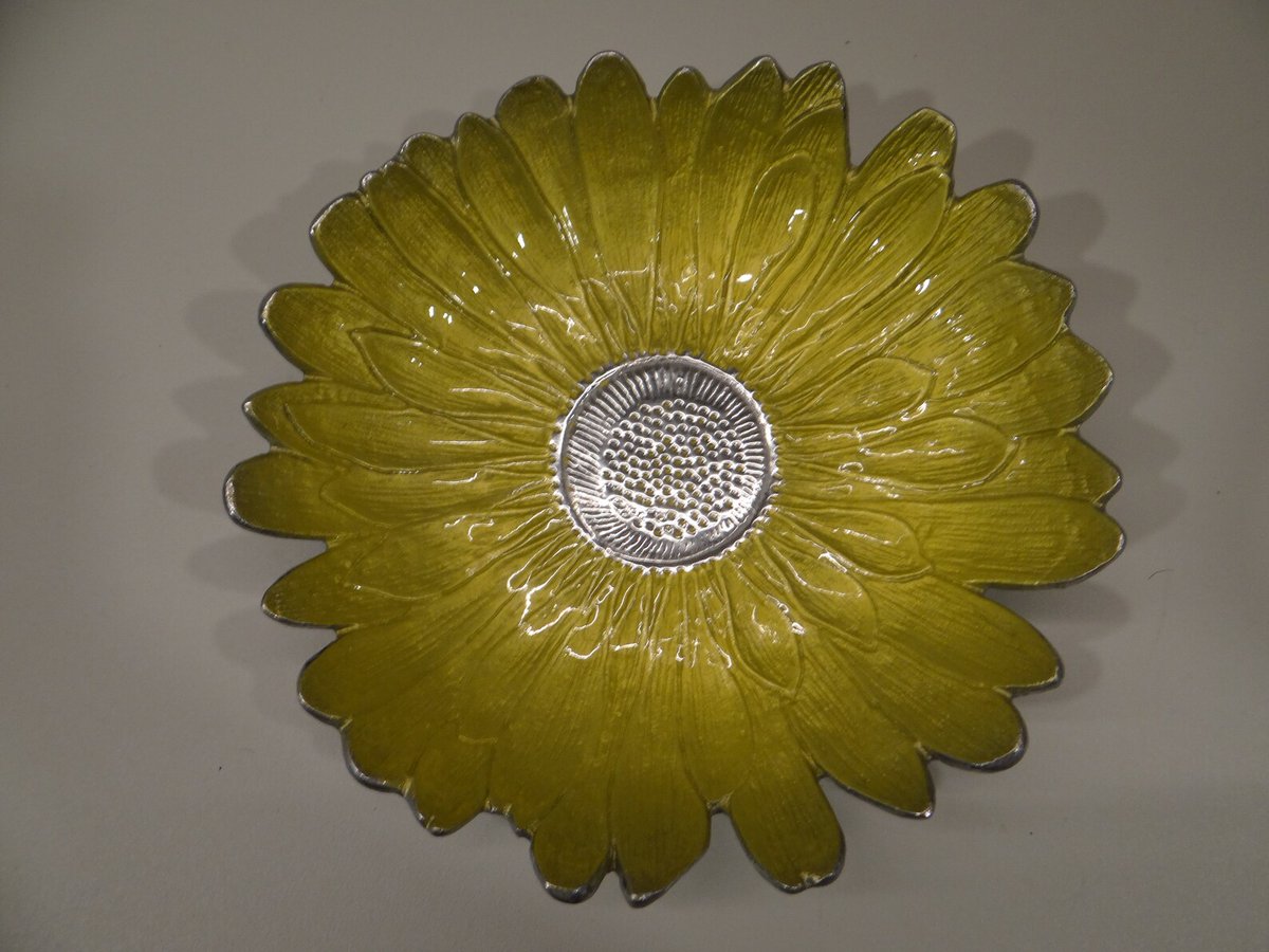 Vintage yellow lacquered flower bowl #sunflower #flower #bowl #homedecor #FestiveEtsyFinds #AmazingFunGift #etsyfinds #funstuff #decor #onlineshopping #HomeStyle #DecorateWithArt #CreativeSpaces #elevateYourVibe
Available here
 elementsdeco.etsy.com/listing/828889…