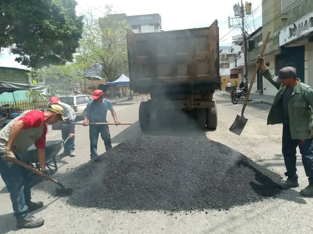 GobTrujillo's tweet photo. #EsNoticia 📢|| Empresa de Asfalto de Trujillo realizó trabajos de bacheo y asfaltado en la calle 5, bajo las orientaciones del mandatario regional, en su afán de recuperar la vialidad en todo el estado.🛣️
#AmorIrreductibleYEterno https://t.co/2jtYxFrUP7