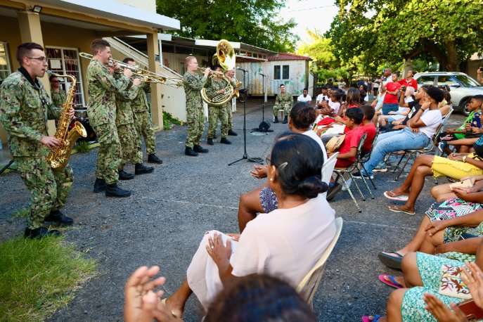 The beat goes on! 🎺🎷🎤

The NAVEUR-NAVAF Band's Topside Brass Band recently wrapped up their support to exercise #CutlassExpress24 with eight performances in 🇲🇺, following multiple days of events in 🇸🇨.

Read more here: dvidshub.net/news/465244/ma…

#PartnershipsMatter