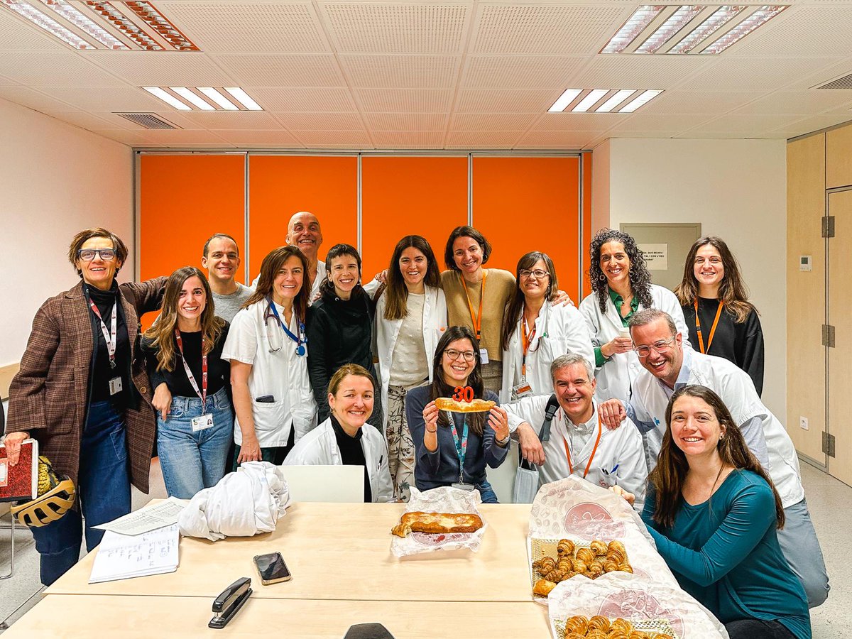Avui hem celebrat, després de la sessió del matí, el 30 aniversari de la Clàudia, resident del nostre Servei d'oncologia mèdica. Moltes felicitats, per molts anys!! #SOMequip #celebració