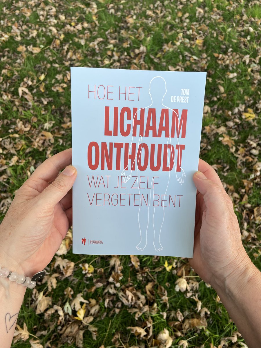 Wenneke123's tweet photo. Heel benieuwd naar "De comfortcrisis" het 2de boek van Tom De Prest dat binnenkort in de winkelrekken ligt. Mijn exemplaar is alvast gereserveerd! ("Hoe het lichaam onthoudt wat je zelf vergeten bent" nog niet gelezen? Doen!
(https://t.co/JfTcNrhLNs) @admiralmarcello https://t.co/W4lu1HOHvR