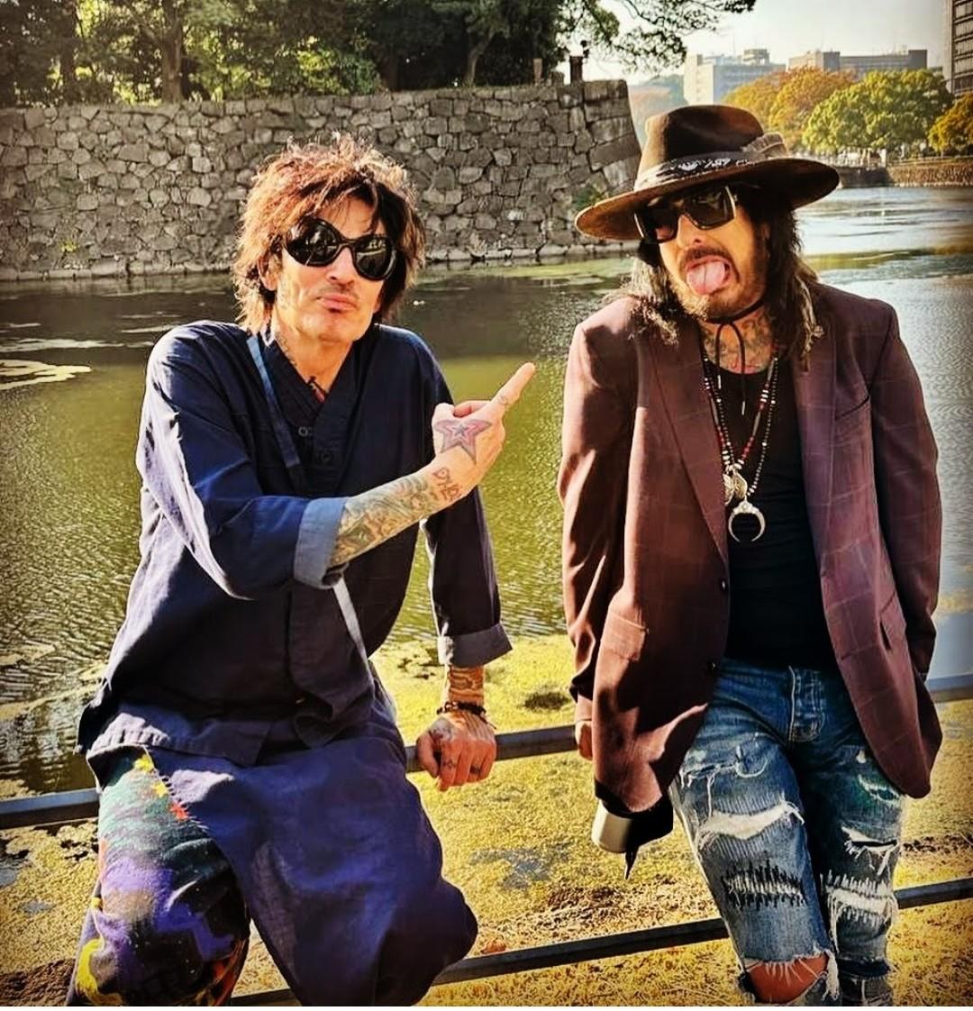 It's that time again y'all! #TerrorTwin Tuesday! Ya gotta love these 2 crazy gentleman! #CrueFam #SixxChixx @NikkiSixx @MrTommyLand @petitmargot @RuthlesWitz @AmyShannan @VinceNTara707 @CindyResister2 @ClikkiStixx @DebbiBu04160774 @sixx_cloud @SIXXSEXX6 @Spartankingfro1