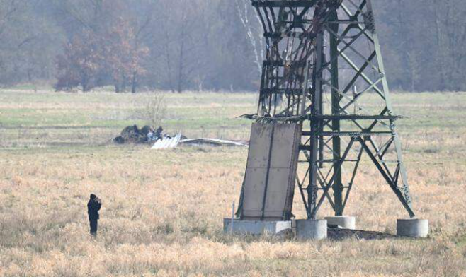 new assault on the tesla 'gigafactory' in berlin by the 'volcano group', burning down electricity pylons. in their communique, they call for a 'complete destruction of the Gigafactory and with it the removal of ‘technofascists’ like Elon Musk.” it's not their first attack...🧵