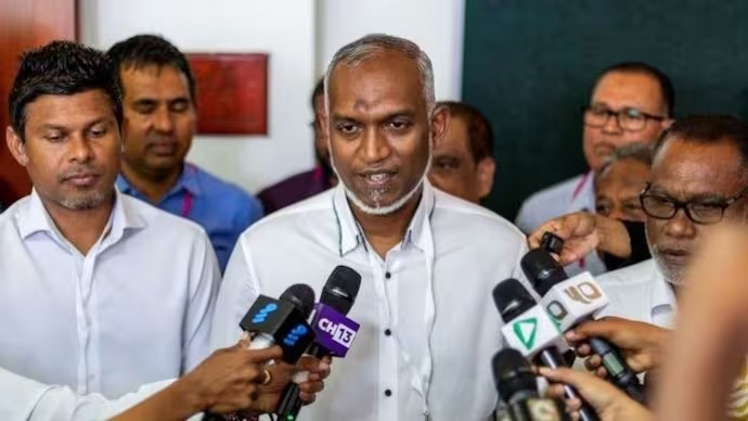 India_Talks24's tweet photo. President Moizzu shows defiance post-deal with China. Maldives' President reiterates stance: Indian troops won't stay post-May 10, regardless of civilian attire or military uniform. Responding to speculations, Moizzu stands firm. #Maldives #India #Moizzu 🇲🇻🇮🇳🇨🇳