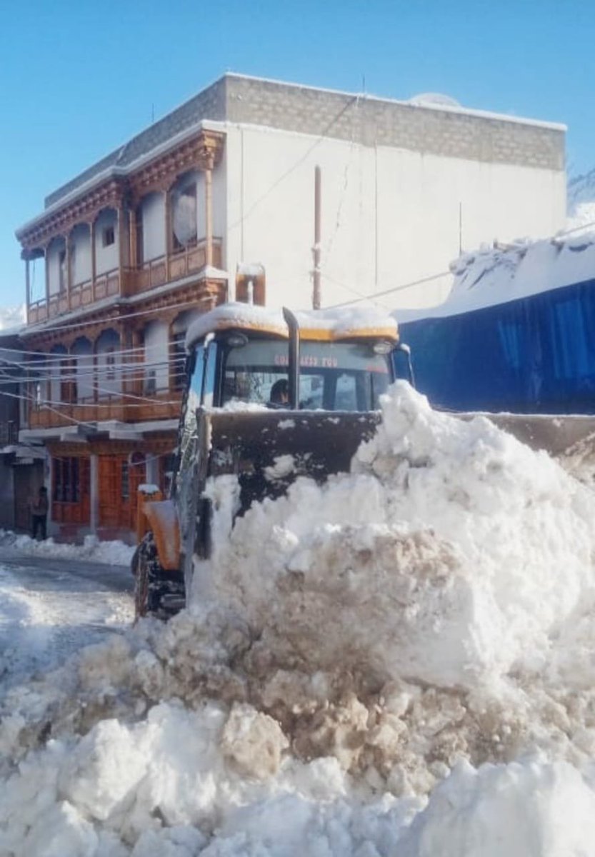#Ladakh: Municipal Committee #Kargil Launches Massive Snow Clearance Operations Pursuant to #HeavySnowfall.

The operation, initiated four days ago, continues endlessly to alleviate the impact on the people of Kargil Town and its adjoining areas.

Administrator Imteeaz Kacho