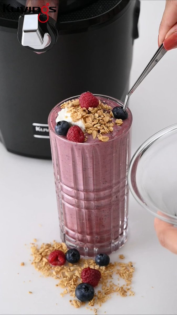 💗 Pinktober Smoothie 💗
Hey, wusstest du, dass du mit den Kuvings-Entsaftern auch Smoothies zubereiten kannst? 😍
Ein Smoothie ist perfekt für ein schnelles Frühstück oder als erfrischende Zwischenmahlzeit am Tag! 💗#REVO830