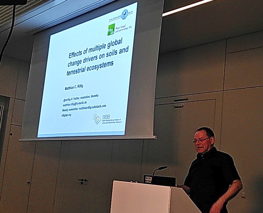 Great to have @mrillig today in #Frankfurt, giving a talk on soil and terrestrial ecosystems in our @Senckenberg Distinguished Lecture series. He also took the time for lots of discussions and exchange with scientists - what a committed & enthusiastic researcher and communicator!