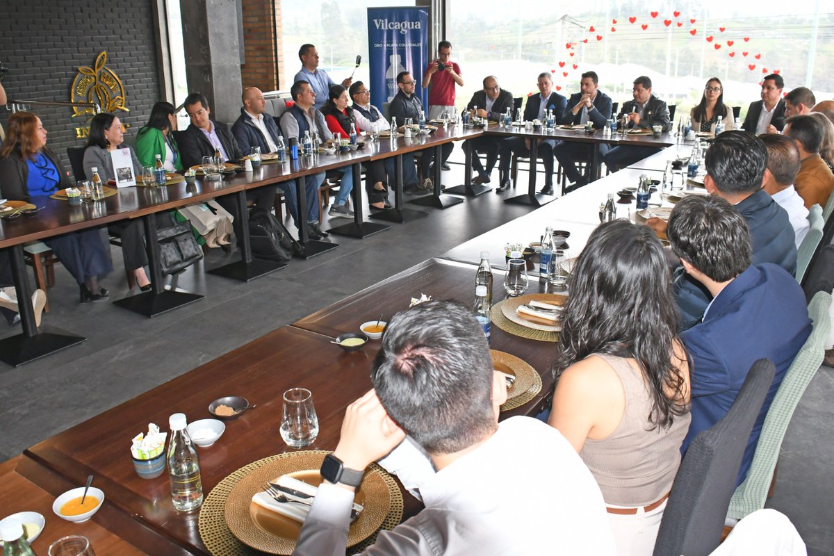 utpl's tweet photo. Como integrantes de la Mesa Provincial del Café, #UTPL estuvo presente en la reunión de trabajo con el ministro de @AgriculturaEc durante su visita a #Loja.

🌱Ronald Toledo, docente de Economía y delegado de la Universidad, enfatizó la relevancia de esta reunión para el desarrollo del sector cafetalero en nuestra provincia.

¡Juntos avanzamos hacia un futuro próspero para el café en Loja y en todo el país! ☕️