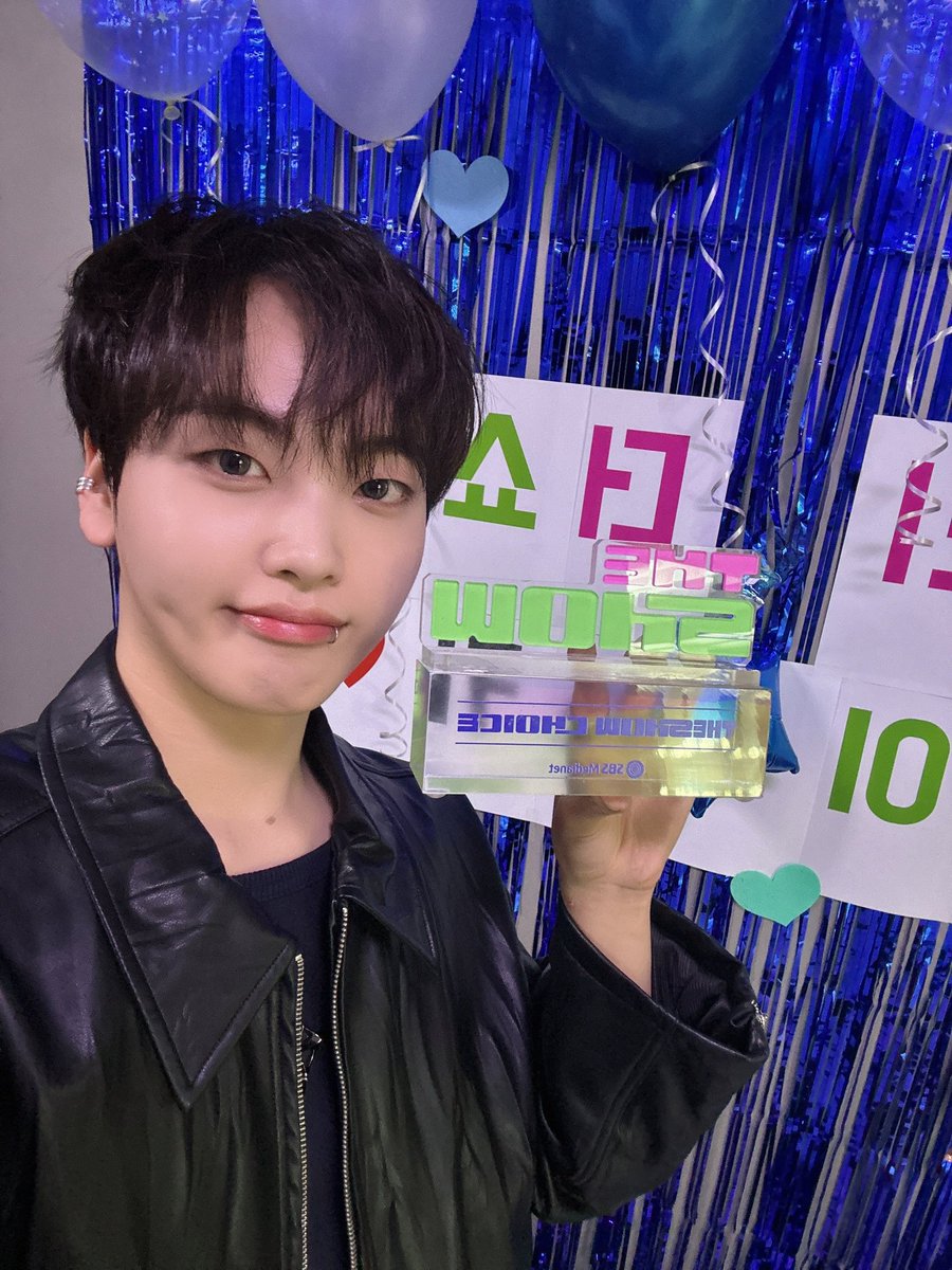 CRAVITY_twt's tweet photo. 러비티 1등 했따~~~❤
너무너무 고마워요🥰
다시 한번 좋은 상 안겨줘서 고마워용😉
럽올다 화이팅!!
#형준 #크래비티 https://t.co/1ZNqSbcM78