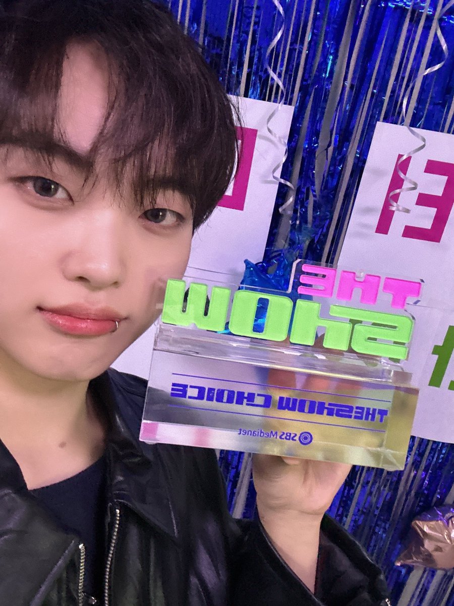 CRAVITY_twt's tweet photo. 러비티 1등 했따~~~❤
너무너무 고마워요🥰
다시 한번 좋은 상 안겨줘서 고마워용😉
럽올다 화이팅!!
#형준 #크래비티 https://t.co/1ZNqSbcM78