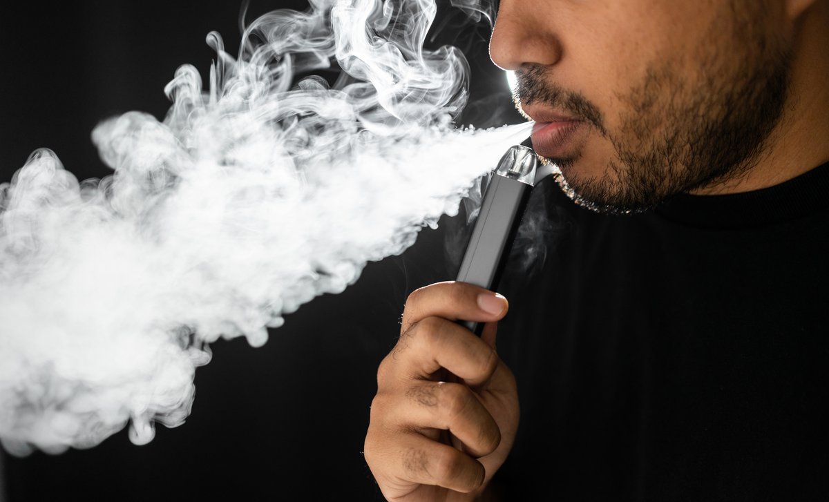 Attention young vapers: Your habit may be affecting your #sleep and #mentalhealth, warns a study from @SurreyPsych ow.ly/S4l250QLy #SurreyResearch #MentalHealthAwareness #MindfulnessMatters