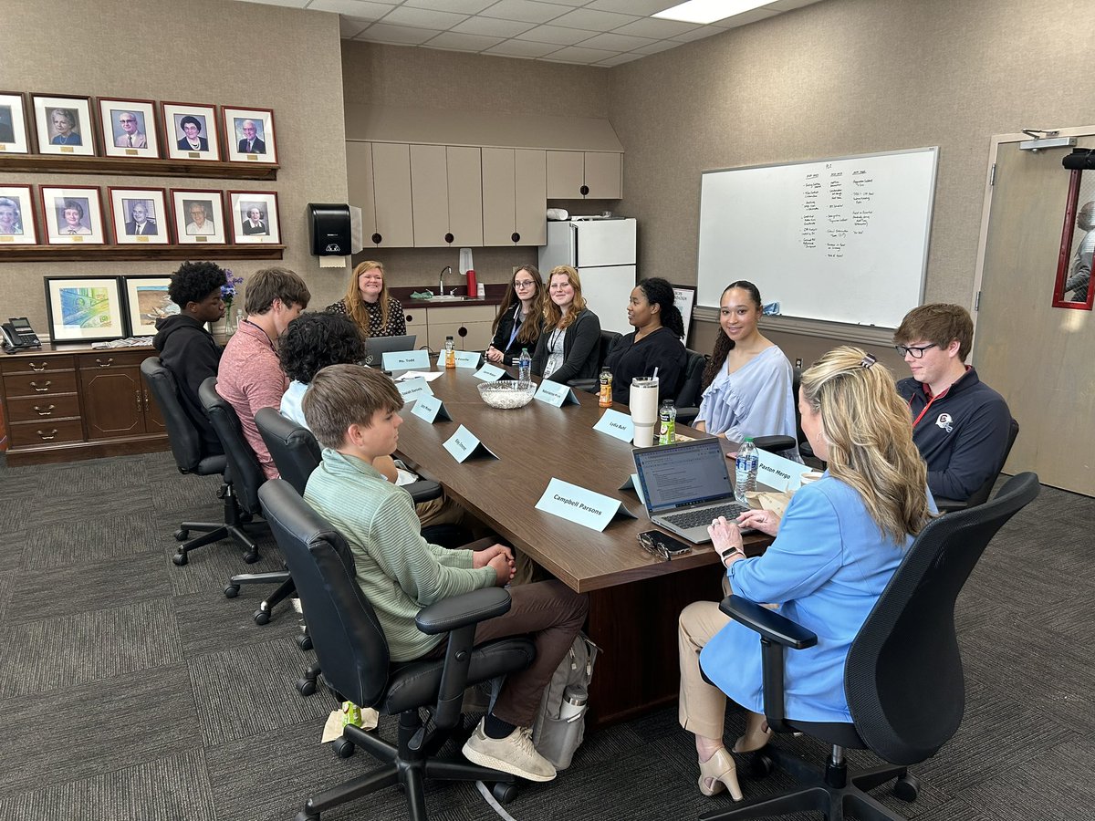 Superintendent @BrendaHafner is spending this morning with some @bchsbearcat students! Meaningful conversation about high school life, college and career pathways and the @L2IC_CATE 💚🖤 @LexingtonTwo #ChooseLex2 #Lex2Pride #WeAreLex2
