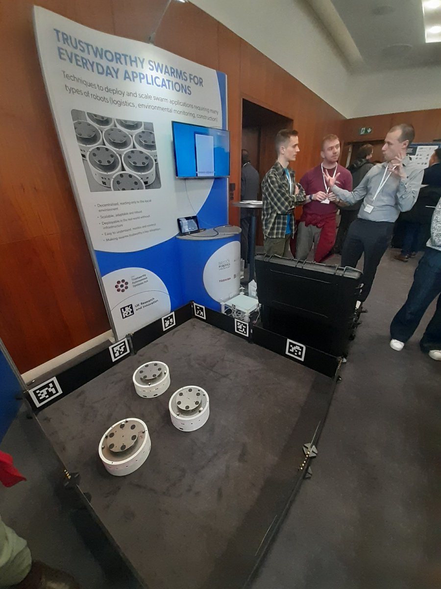 tas_function's tweet image. Our team are having a great time talking to interested visitors at the #TASShowcase24 #swarm #robots #AI See how our swarms can be used in disaster relief, logistics and beyond...