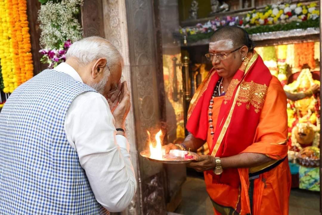 BJPMM4Bengal's tweet image. শ্রী Narendra Modi জি সব ভারতীয়দের সুস্বাস্থ্য, মঙ্গল এবং সমৃদ্ধির জন্য প্রার্থনা করেছেন শ্রী উজ্জয়িনী মহাকালী দেবস্থানম, সেকান্দেরাবাদে।
#ThankYouModiJi 
#HumHaiModiKaParivar