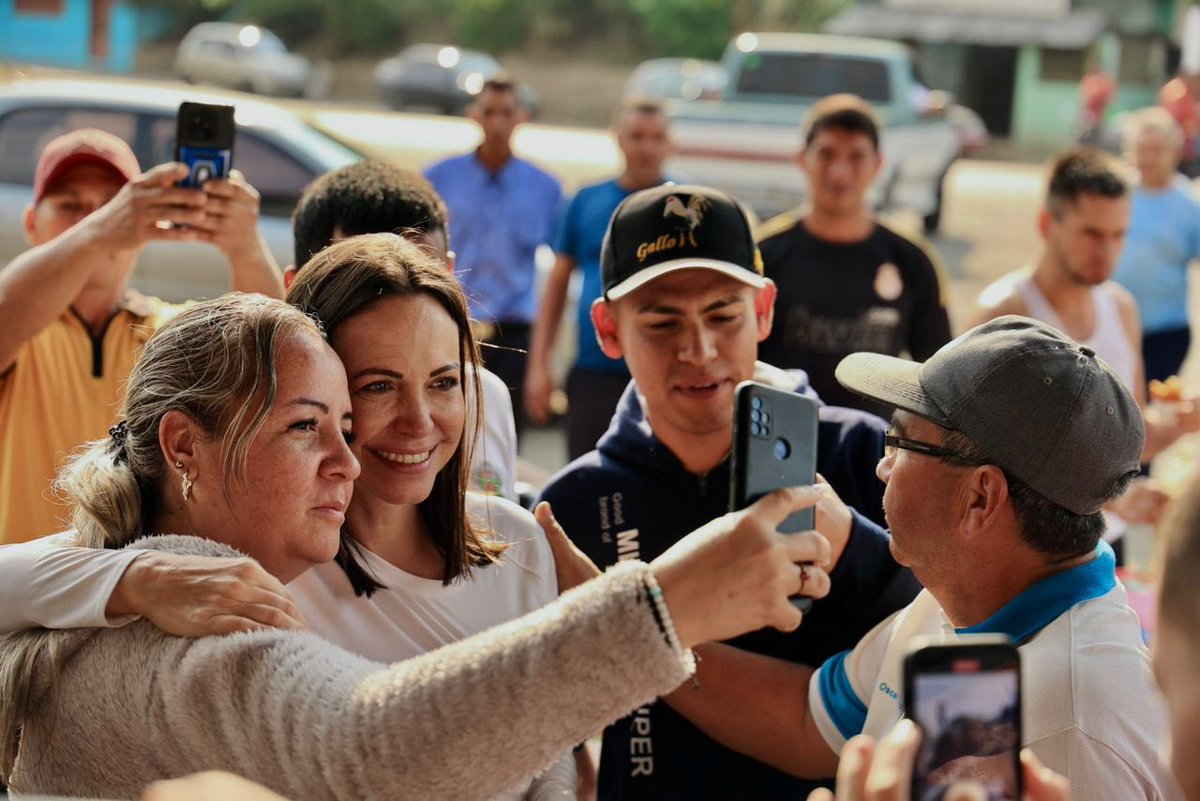 #EnFotos Así inicia este nuevo recorrido de <a href="/MariaCorinaYA/">María Corina Machado</a> hacia Los Andes venezolanos. 

Pasando por Tinaquillo, #Cojedes, el sentimiento es claro: avanzamos juntos #HastaElFinal. 

#ConVzla