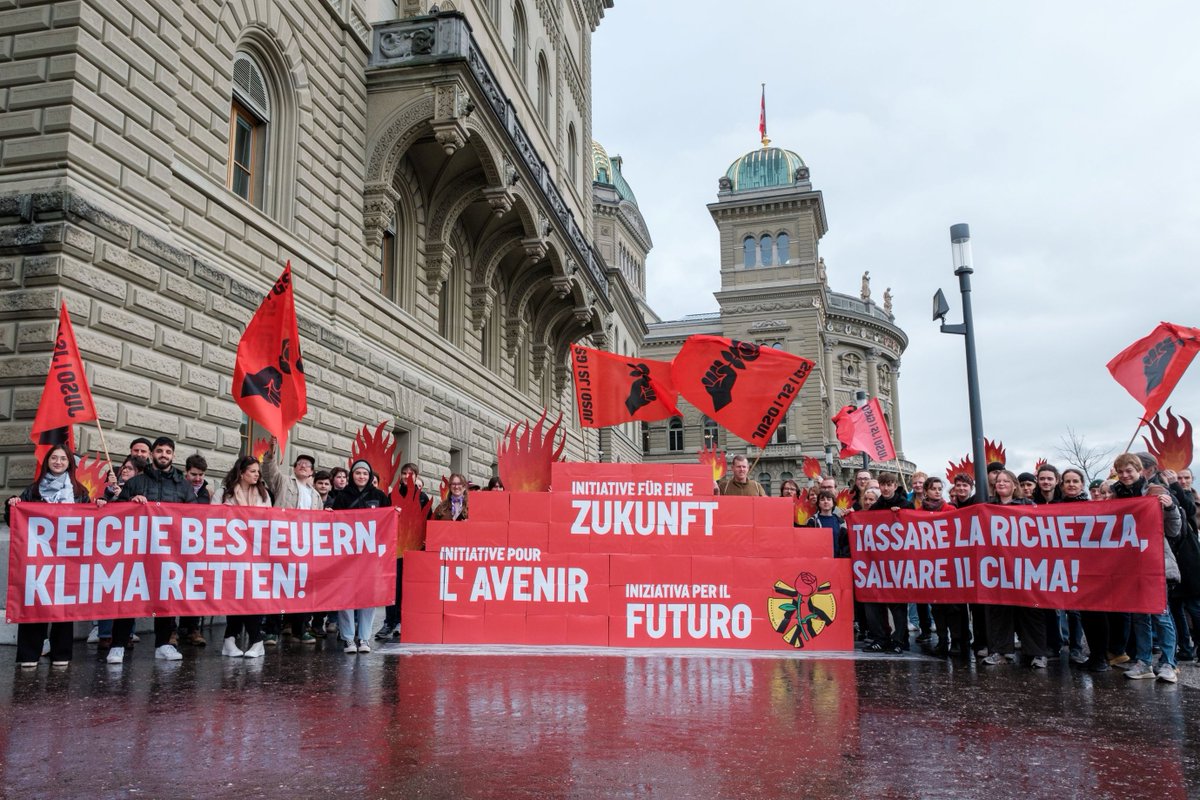 Die Bundeskanzlei hat soeben bestätigt: Die Initiative für eine Zukunft ist offiziell zustande gekommen: 109'988 Unterschriften für eine sozial gerechte Klimapolitik. Superreiche besteuern, Klima schützen! Nun liegt der Ball beim Bundesrat. Unsere MM 👉 juso.ch/de/medien/medi…