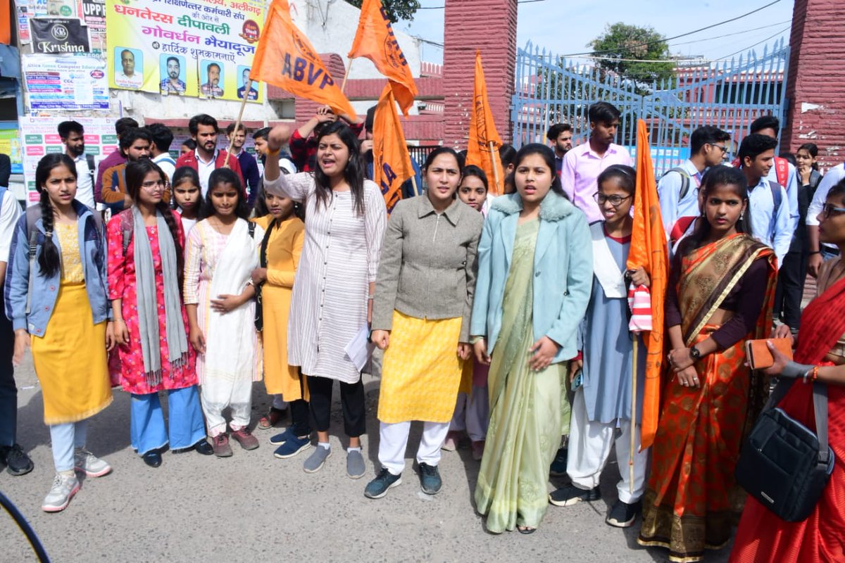 abvpbraj's tweet photo. अभाविप अलीगढ महानगर द्वारा पश्चिम बंगाल के संदेशखाली में ममता बनर्जी के संरक्षण में महिलाओं के साथ हो रहे अत्याचार के विरोध में धरना-प्रदर्शन कर, जिलाधिकारी के माध्यम से राष्ट्रपति के नाम ज्ञापन सौंपा गया। इस दौरान केंद्रीय कार्यसमिति सदस्य सुश्री नीति शर्मा  की विशेष उपस्थिति रही।
#Justice4Sandeshkhali 
#ABVPBraj