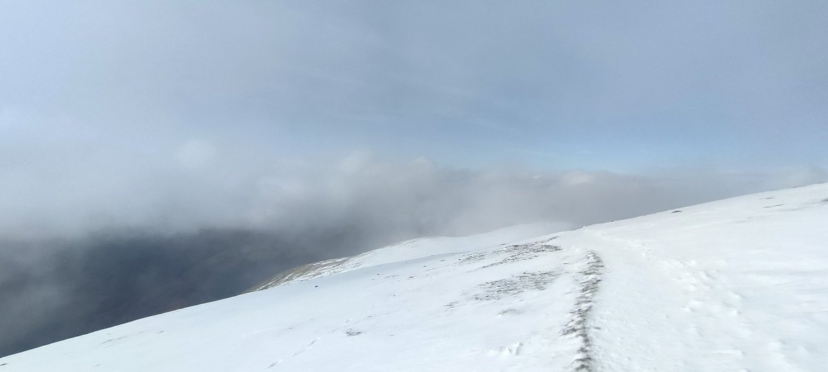 Photos taken 10mins apart on the #Helvellyn plateau. Is your navigation up to the job? Paths, features, cornices & large drops all obscured by the cloud & snow cover #beadventuresmart #summitsafely Zac