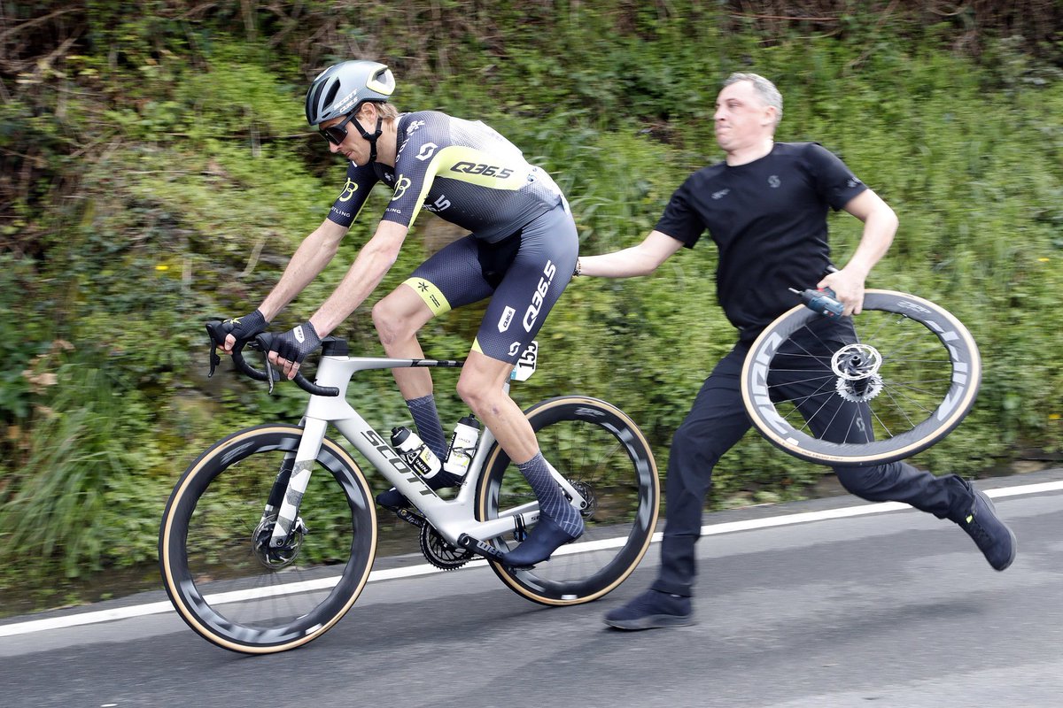 🇮🇹 #TirrenoAdriatico 

40km to go and only one escapee remains at the front of the race with 54” gap on the peloton. 

Our squad has had a quiet day out this far with only <a href="/tludvigsson/">Tobias Ludvigsson</a> needing an early bike change. 

We’re geared up for the finale 🚀

📸: <a href="/SprintCycling/">SprintCycling</a>