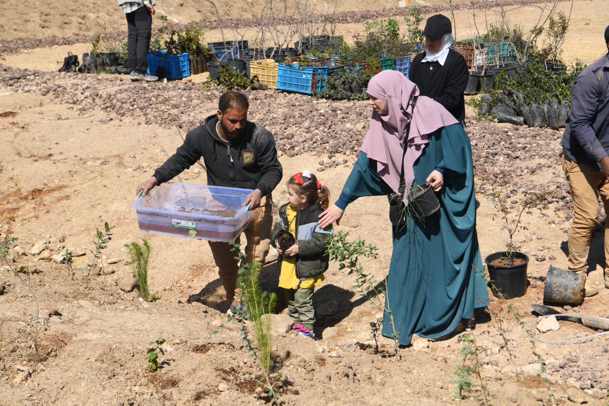 زرعنا اليوم 1500 نبتة أصيلة من خلال تطبيق طريقة ميواكي اليابانية بمشاركة أكثر من 250 متطوع من محبي الطبيعة في #الأردن للمساهمة في زيادة الرقعة الخضراء في عمّان. 

#ClimatePromise
#ClimateAction
#GreeningAmman