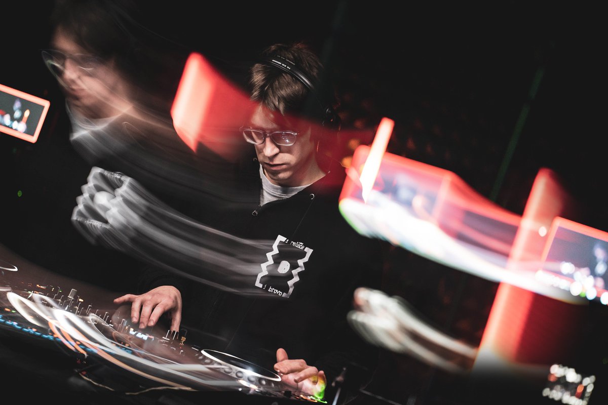 DJ, organizator, novinar in ustanovitelj primorskega kolektiva Cosmic Sex: 
Jaša Bužinel s 45-minutno #LINKch0 x MENT Ljubljana lekcijo eklektičnega basovskega masiranja 
youtu.be/onA7Cptnv2o