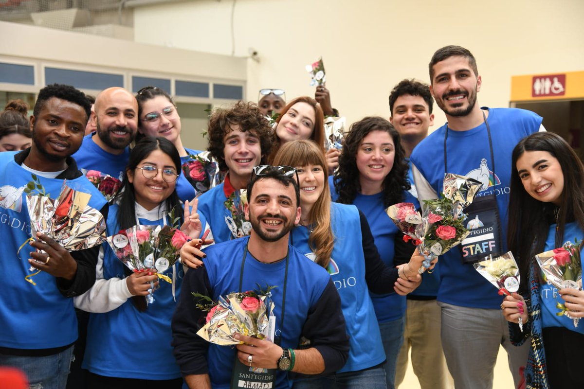 #5marzo atterrato a Fiumicino l'aereo con a bordo 97 rifugiati in salvo dalla #Libia grazie ai #corridoiumanitari. Vengono da diversi paesi africani, ma anche da Palestina e Siria. Ad accoglierli gli amici di @santegidionews e @gxlapace