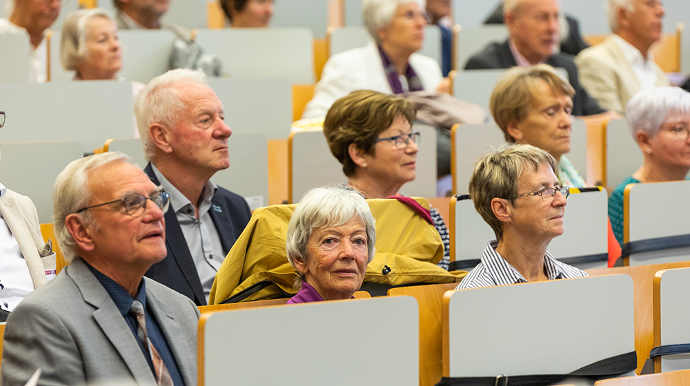 Eröffnung des generationenübergreifenden Programms #Studieren_ab_50 der @OVGUpresse mit Vorlesung „Politik des Affekts? Linguistische Anmerkungen zur Sprache des Populismus“ des Germanisten Prof. Dr. Kersten Sven Roth. link.ovgu.de/Generationenst…