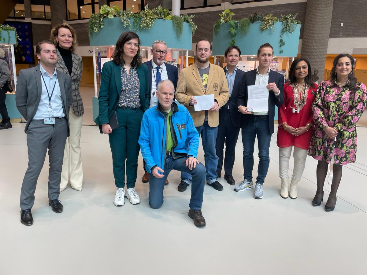 Zojuist heeft de commissie J&amp;V een petitie aangeboden gekregen van met als onderwerp ‘Verbied zwaar vuurwerk snel in heel Europa’.