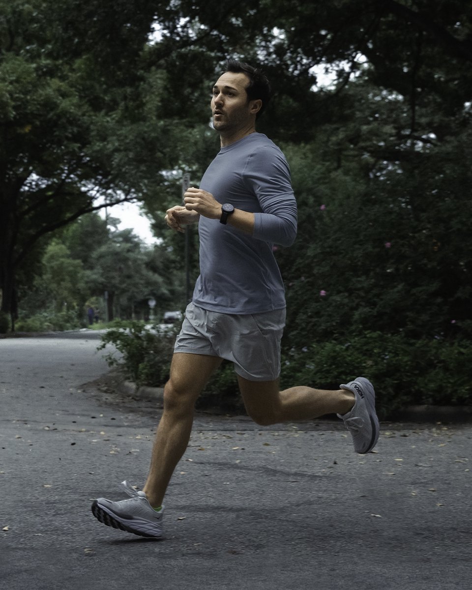 The runner’s high isn’t given. It’s earned. Over multiple runs. Over multiple miles. That’s why you’ve got to settle in. Follow through. And train brilliantly with Forerunner 165.