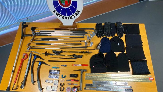 FootballTalkHQ's tweet photo. 🚨💣 A few hours before the match between Real Sociedad and PSG, the police and the Municipal Guard of San Sebastián searched around twenty vehicles and seized numerous dangerous objects, but also weapons. 

Among all the objects seized:
▫️ 15 golf clubs
▫️ a metal bar
▫️ 3 ice axes
▫️ 4 mouthguards
▫️ 2 pairs of brass knuckles
▫️ a knife
▫️ 2 pocket knives
▫️ an extendable stick
▫️ screwdrivers
▫️ a hammer
▫️ a flare
▫️ balaclavas
▫️ gloves

[@NotGip]