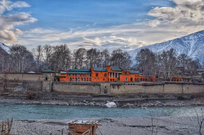 TribalFact's tweet photo. Explore the storied past of #Chitral Fort, an architectural marvel nestled in the heart of #KhyberPakhtunkhwa, Pakistan. With origins dating back to 1774, this fortress on the Chitral River banks stands as a testament to centuries of history and heritage. #ChitralFort #History #Heritage