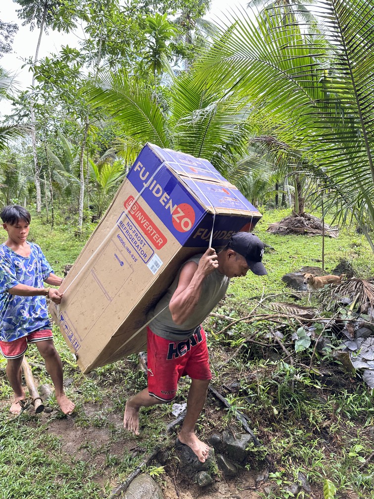 graemebatsman's tweet photo. Whining about long waits for white goods, high delivery fees or a lot of stairs to navigate? Try getting a new fridge/freezer to a jungle house with no roads in the Philippines! #philippines #whitegoods #jungle #deliveries #fridgefreezer #moans #delivery #westernproblems https://t.co/hARZKndVV8