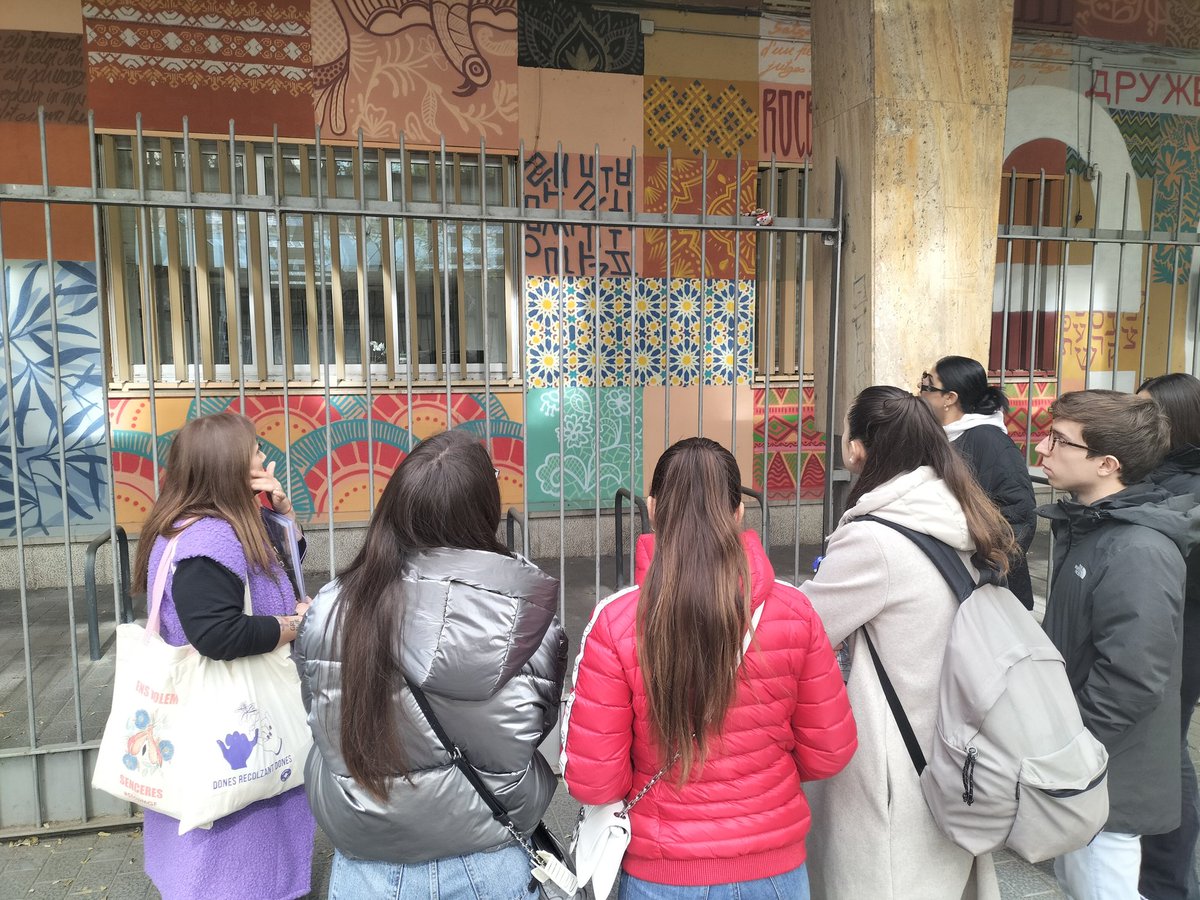 Moltes gràcies <a href="/BCNAntirumors/">BCNAntirumors</a> i @migrantourbarcelona per donar una gran experiència de coneixement i sensibilització als alumnes de RRLL de <a href="/UPFBarcelona/">UPF Barcelona</a> amb aquesta ruta per la ciutat des de la perspectiva migrant. <a href="/PolitiquesUPF/">UPF Ciències Polítiques i Socials</a> <a href="/GritimUpf/">Gritim-upf</a> <a href="/GretaUpf/">GRETA - Grup de Recerca en Gènere i Desigualtats</a> <a href="/bcn_ajuntament/">Ajuntament de Barcelona</a>