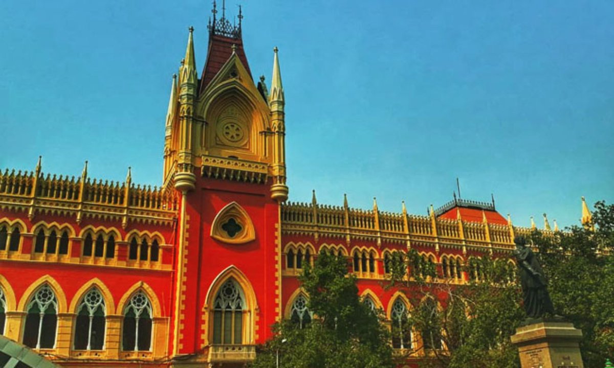 GBSamachar's tweet photo. 💥BREAKING NEWS💥
Kolkata High Court directs West Bengal Police to immediately handover Shahjahan Sheikh to CBI by 4:30PM today

#Kolkata HC also ordered the transfer of the probe into attack on #ED officials at #Sandeshkhali to the #CBI https://t.co/YKQv0v5AiT