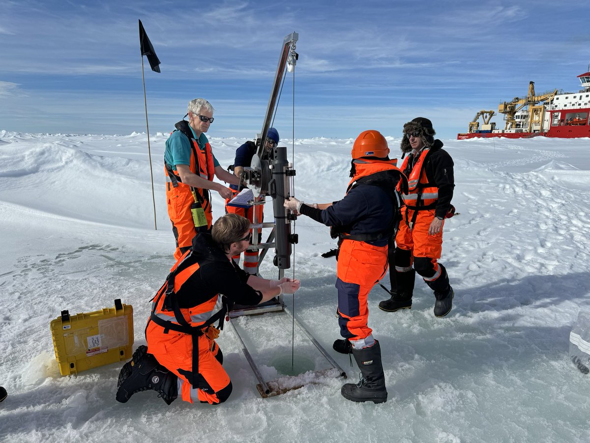 Looking back. A lot happened last week.. 1/3 We successfully sampled for trace metals and isotopes from underneath drifting sea ice floes of the Weddell Sea. #AntarcticPICCOLO @UniversityLeeds @PlymouthMarine @ueaenv @PlymUni @univofstandrews @BAS_News