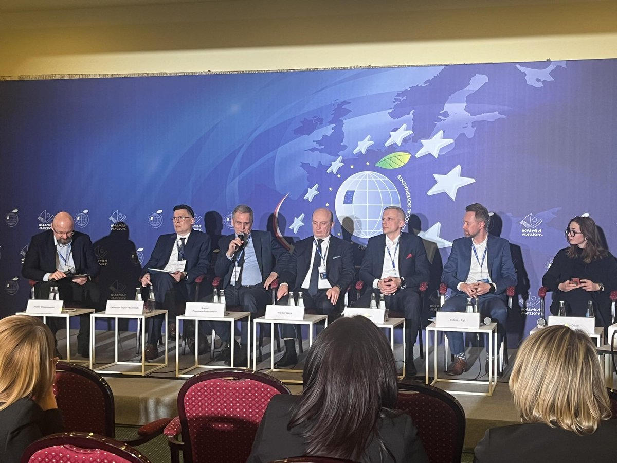 Od jesieni 2023 r. dzięki decyzji <a href="/UKE_GOV_PL/">UKE</a> każdy samorząd może mieć własną sieć prywatną #5G, na którym może idealnie usadowić swoje cyfrowe usługi. To jest przełomowy moment w budowie #smartcity – Kamil Pluskwa-Dąbrowski na #EKS2024 w Mikołajkach