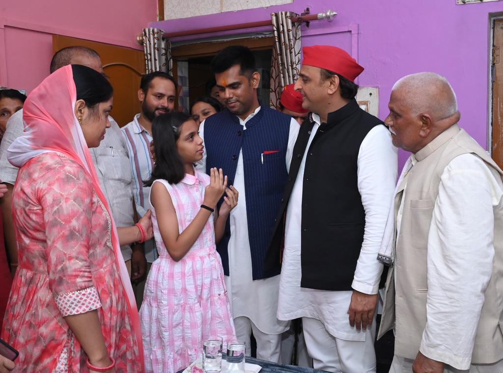 Vishal Mishra (@vishal_31dec) on Twitter photo एक वादा किया था इस बच्ची से आपने अखिलेश जी जब शोक संवेदना व्यक्त करने आये थे इस बच्ची की दादी के गुजरने पर!
मैं उसका गवाह हूँ!
अपनी जुबान से पलटियेगा मत...!
<a href="/yadavakhilesh/">Akhilesh Yadav</a> एक वादा किया था इस बच्ची से आपने अखिलेश जी जब शोक संवेदना व्यक्त करने आये थे इस बच्ची की दादी के गुजरने पर!
मैं उसका गवाह हूँ!
अपनी जुबान से पलटियेगा मत...!
<a href="/yadavakhilesh/">Akhilesh Yadav</a>