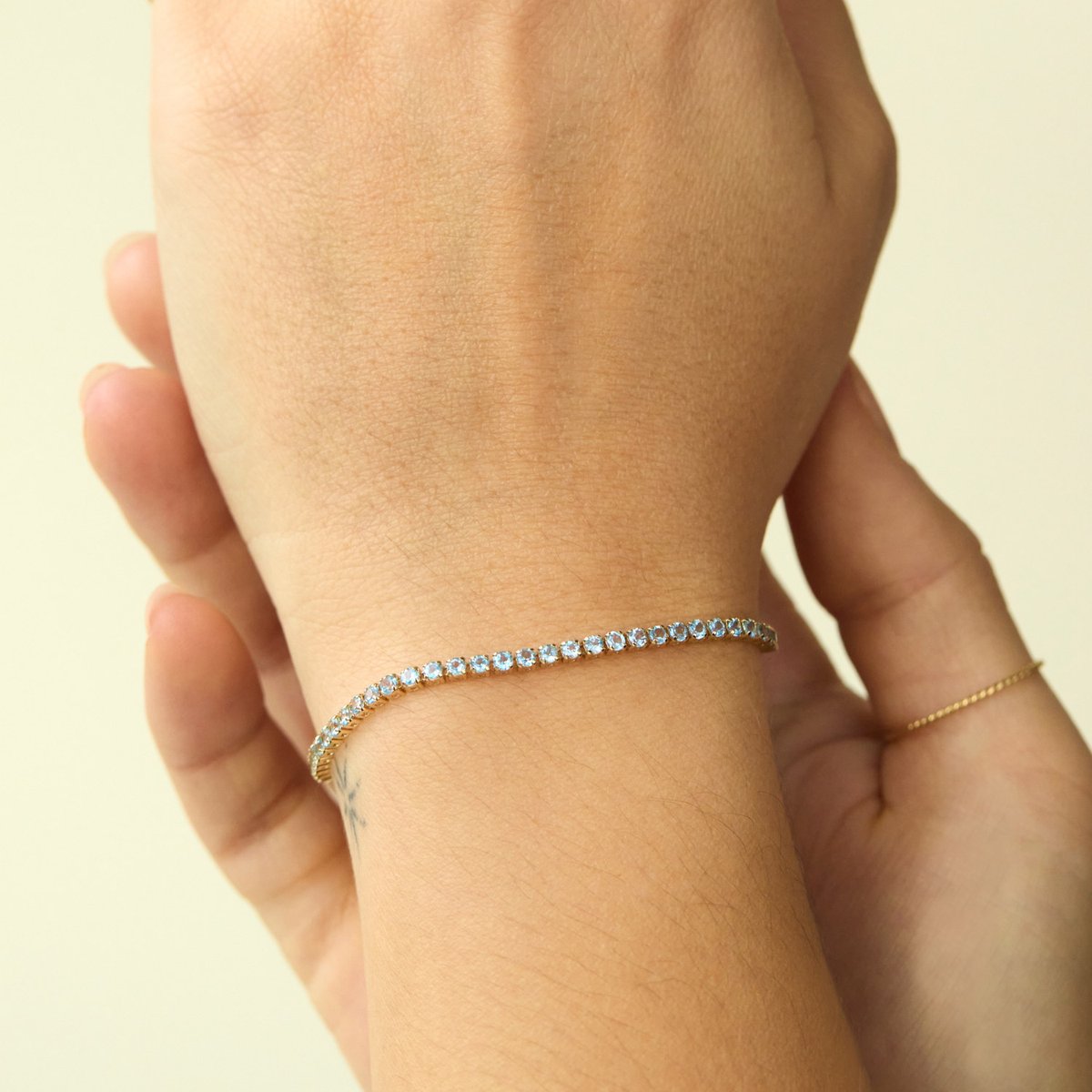 Topaz, a stone of the heart, nurtures strength.
bit.ly/3V1yYeO