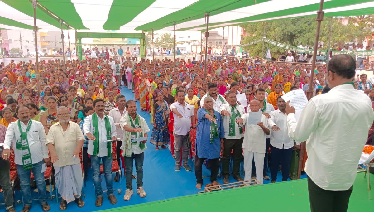 subashbehera01's tweet photo. Prabada Purush Biju babu 's 108th Birth Anniversary meeting at Chatrapur. https://t.co/X6f2RpFNiy