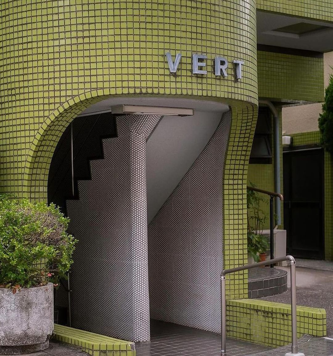 viewsfrance's tweet photo. L’immeuble VERT à Tokyo, par l’architecte japonais Akimoto (1982) https://t.co/p7dRmAWQyC