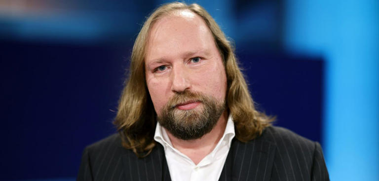 2014 annektierte Russland völkerrechtswidrig die Krim. Damals sprach sich Grünen-Politiker Anton Hofreiter dennoch gegen Waffenlieferungen an die Ukraine aus. Inzwischen hat er seine Meinung geändert ... 
Quelle: msn.com/de-de/nachrich…