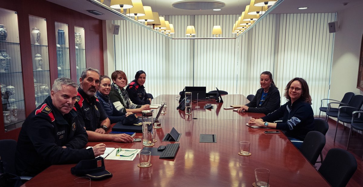 🤝Nova trobada a la seu del COFB entre <a href="/mossos/">Mossos</a> i <a href="/farmaceuticsbcn/">COFB Col·legi de Farmacèutics de Barcelona</a>, en el marc de les reunions de treball periòdiques, en les quals es fa seguiment i revisió dels circuits i protocols de seguretat a les oficines de farmàcia.